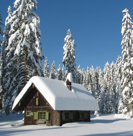 Eine Hütte im Schnee, in der man Hüttenschuhe tragen kann
